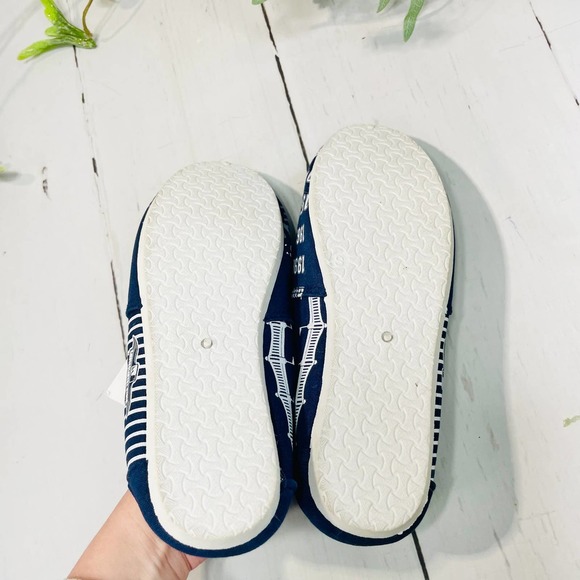 NWT New York Yankees Canvas Slip on Shoes - Size S (5/6) - Picture 12 of 12